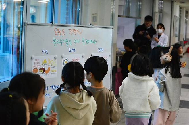 청주의 한 초등학교에서 간편식을 받으려는 아이들이 줄을 서서 기다리고 있다.2025.11.20.kipoi@newsis.com *재판매 및 DB 금지