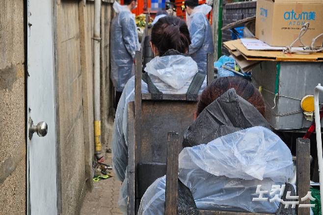 20일 오전 강원 춘천시 근화동의 한 가정으로 연탄을 배달하는 봉사자들의 모습. 구본호 기자