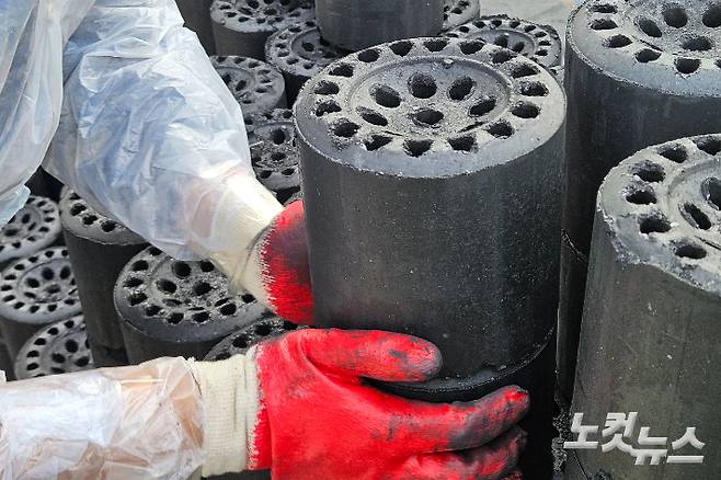 20일 오전 강원 춘천시 근화동 연탄 봉사 현장에 쌓여진 연탄들. 구본호 기자