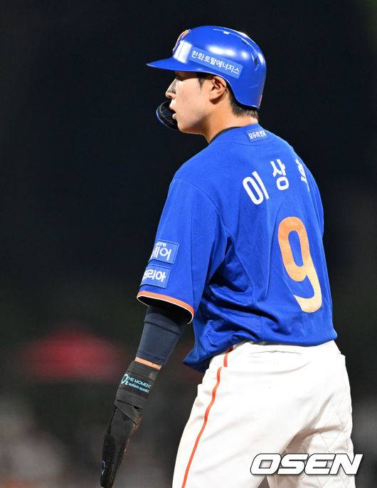 [OSEN=광주, 이대선 기자] KIA 타이거즈가 2연승을 달렸다.&nbsp;KIA는 1일 광주-기아 챔피언스필드에서 열린 2025 프로야구 신한은행 SOL bank KBO리그 한화 이글스와의 경기를 3-2로 승리했다. 이의리가 5이닝 2실점으로 막았고 이적생 김시훈 7아웃 홀드,&nbsp;한재승이 무실점 세이브로&nbsp;한 점차를 지켰다. 한준수의 역전타도 빛났다. 7연패후 연승을 이루며 8월을 힘차게 출발했다. 한화는 2위 LG에 1경기차로 쫓겼다.경기 종료 후 주루사로 물러난 한화 이상혁이 아쉬워하고 있다. 2025.08.01 /sunday@osen.co.kr