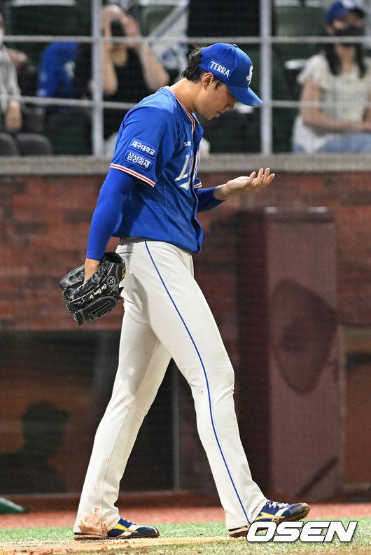 [OSEN=인천, 이대선 기자] SSG는 6일 인천 SSG랜더스필드에서 열린 2022 KBO리그 정규시즌 삼성 라이온즈와 경기에서 7-6으로 승리했다. 11회말 1사 만루에서 끝내기 폭투를 범한 삼성 최충연이 아쉬워하고있다. 2022.08.06 /sunday@osen.co.kr