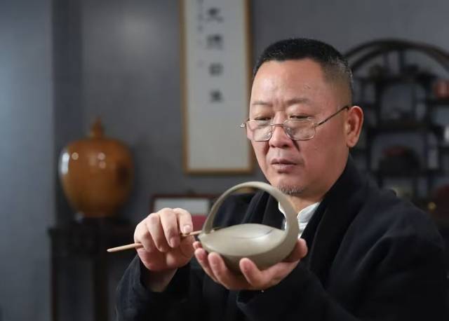 ▲중국 강소성 이싱시의 자사호 대사 일행이 부안청자박물관을 방문한다. 사진은 이싱시에서 활동하고 있는 '국가급 대사' 판웨이췬이 자사호를 빚고 있는 모습.ⓒ부안군