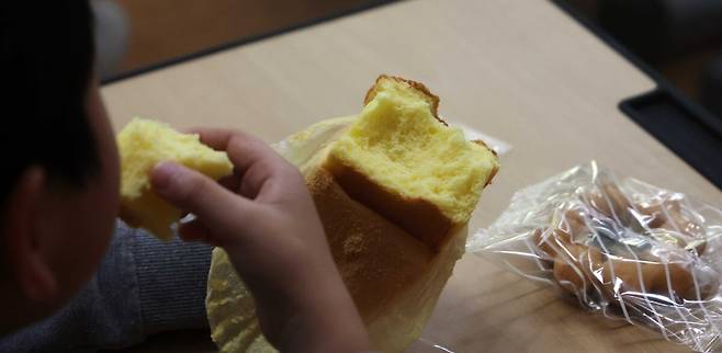 학교 비정규직 노조가&nbsp;총파업에 들어간 20일 세종의&nbsp;한 초등학교에서 학생이 점심으로 제공된 빵을 먹고 있다. 연합뉴스