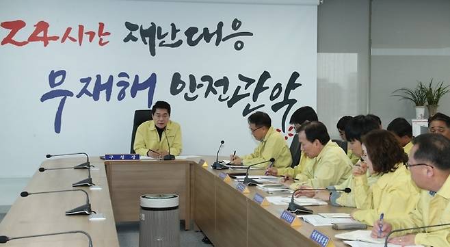 관악구 재난안전대책본부 제설대책 추진보고회 - 박준희(왼쪽) 서울 관악구청장이 관악구청에서 열린 관악구 재난안전대책본부 제설대책 추진보고회에서 발언하고 있다.  관악구 제공