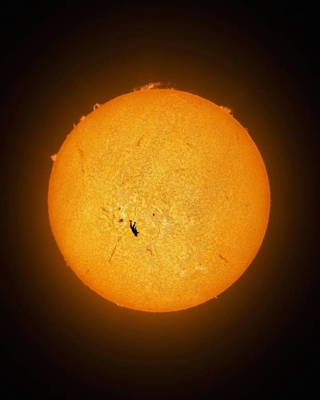 수소-알파(Hα) 파장으로 촬영한 태양 전면 이미지에 스카이다이버 실루엣을 정밀 정렬해 완성한 ‘이카로스의 추락’. 채층(Chromosphere)의 미세 구조까지 선명하게 드러난다. 앤드루 매카시 인스타그램