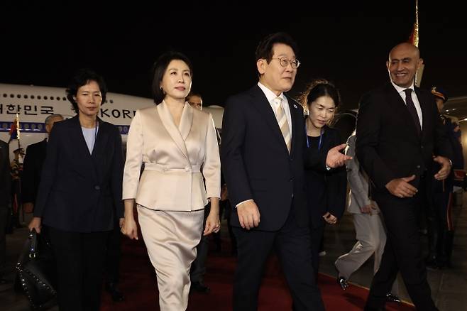 카이로 공항 나서는 이재명 대통령 - 이집트를 공식 방문한 이재명 대통령과 김혜경 여사가 19일(현지시간) 카이로 국제공항에 도착한 공군 1호기에서 내려 이동하고 있다.  카이로 연합뉴스