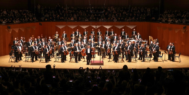 11월 19일 서울 예술의전당 콘서트홀 무대에 오른 빈 필하모닉과 크리스티안 틸레만 지휘자. 공연이 끝난 뒤 관객들이 기립하며 박수를 보내고 있다.  한국경제신문 제공