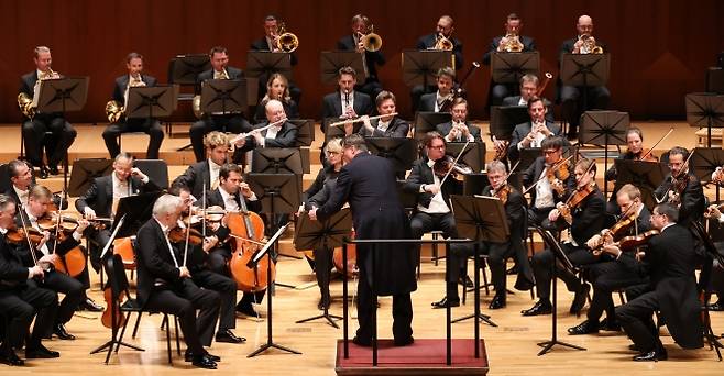 11월 19일 서울 예술의전당 콘서트홀 무대에 오른 크리스티안 틸레만 지위자는 빈 필하모닉 단원들과 밀당을 하듯 음을 자유자재로 조율하며 황금 선율을 증명했다. 한국경제신문 제공