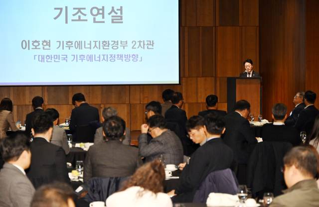 이호현 기후에너지환경부 2차관이 19일 서울 중구 신라호텔에서 열린 제22회 에너지포럼에서 '대한민국 기후에너지 정책 방향'을 주제로 기조연설을 하고 있다. 사진=오승현 기자