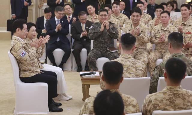 아랍에미리트(UAE)를 국빈 방문 중인 이재명 대통령과 김혜경 여사가 19일 아부다비의 한 호텔에서 열린 아크부대 장병 격려행사에서 박수를 치고 있다. 연합뉴스