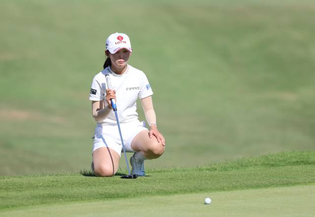 그린 경사를 파악하고 있는 황유민. 사진 제공=KLPGA