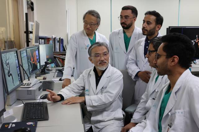 19일 서울아산병원 혈관조영실에서 이덕희(왼쪽부터)·최충곤 영상의학과 교수가 아흐메드 박시·무한나드 알라나지·알리 캄리·압둘라 알힌디 전문의 등 사우디아라비아 의학자들에게 뇌혈관 조영술 영상에서 보이는 뇌동맥류의 치료 방침에 대해 교육하고 있다. 사진 제공=서울아산병원