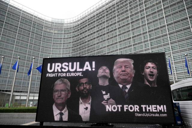 유럽연합(EU) 본부 전광판에 미국 행정부와 미국 기업이 아닌 유럽을 위해 싸우라는 캠페인이 나오고 있다. AFP연합뉴스