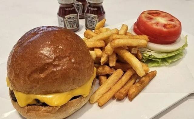 트럼프 치즈버거 도널드 트럼프 미국 대통령이 먹은 치즈버거를 호텔 측이 재현한 요리. 사진 제공=경주힐튼호텔