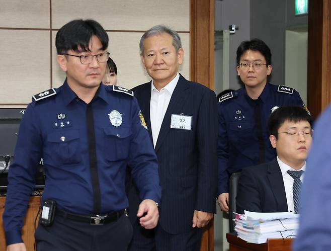 12·3 비상계엄 관련 언론사 단전·단수를 지시한 혐의로 구속 기소 된 이상민 전 행정안전부 장관이 10월17일 서울중앙지방법원에서 열린 첫 공판에 출석하고 있다. ⓒ사진공동취재단