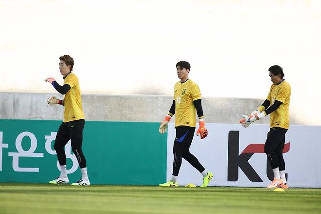 축구국가대표팀 골키퍼 송범근(가운데)은 18일 가나와 평가전에서 40개월만에 개인 통산 2번째 A매치를 치렀다. 그는 소속팀 전북에서 보여준 활약을 대표팀에서도 이어갔다. 아직 김승규(오른쪽)와 조현우(왼쪽) 등 넘어야 할 산이 많지만 새 시작이란 마음으로 경쟁에 임하겠다는 의지다. 사진제공│대한축구협회