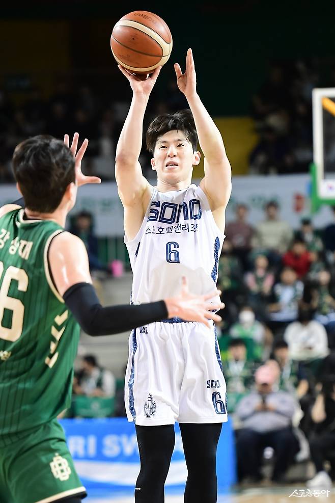 소노 이정현(오른쪽)이 18일 원주종합체육관서 열린 DB전 도중 3점슛을 시도하고 있다. 사진제공｜KBL