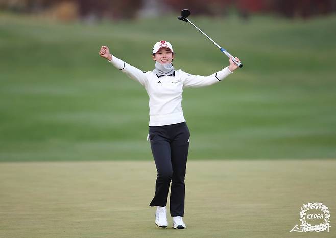 KLPGA 투어 2025시즌 최종전 우승자 황유민이 내년 미국 무대 진출에 앞서 100% 온라인 팬 투표로 선정되는 인기상 2연패에 도전한다. 사진제공 | KLPGA