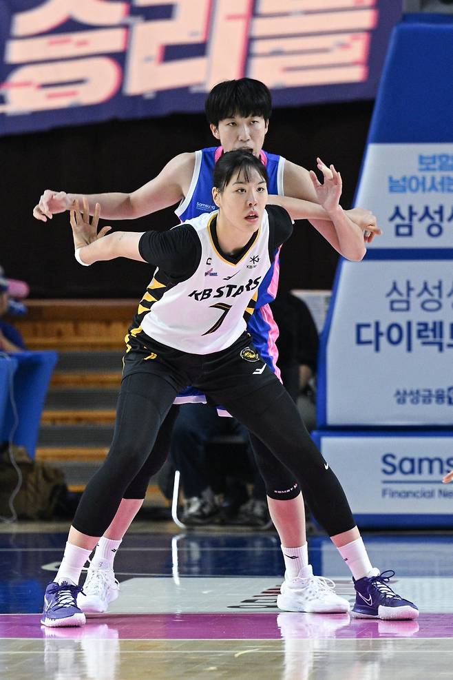 KB스타즈 박지수(앞)가 19일 용인체육관에서 열린 삼성생명전에서 가와무라 미유키와 자리다툼을 벌이고 있다. 사진제공ㅣWKBL