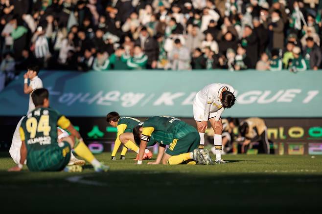 올해 K리그 승강 PO 규정은 K리그1과 K리그2의 규정이 다른 까닭에 양 리그의 규정을 섞어 발표했다. 구단들 사이에선 벌써부터 고무줄 규정이라는 불만이 흘러나온다. 사진은 지난해 승강 PO에서 맞붙은 전북 현대와 서울 이랜드. 사진제공│한국프로축구연맹