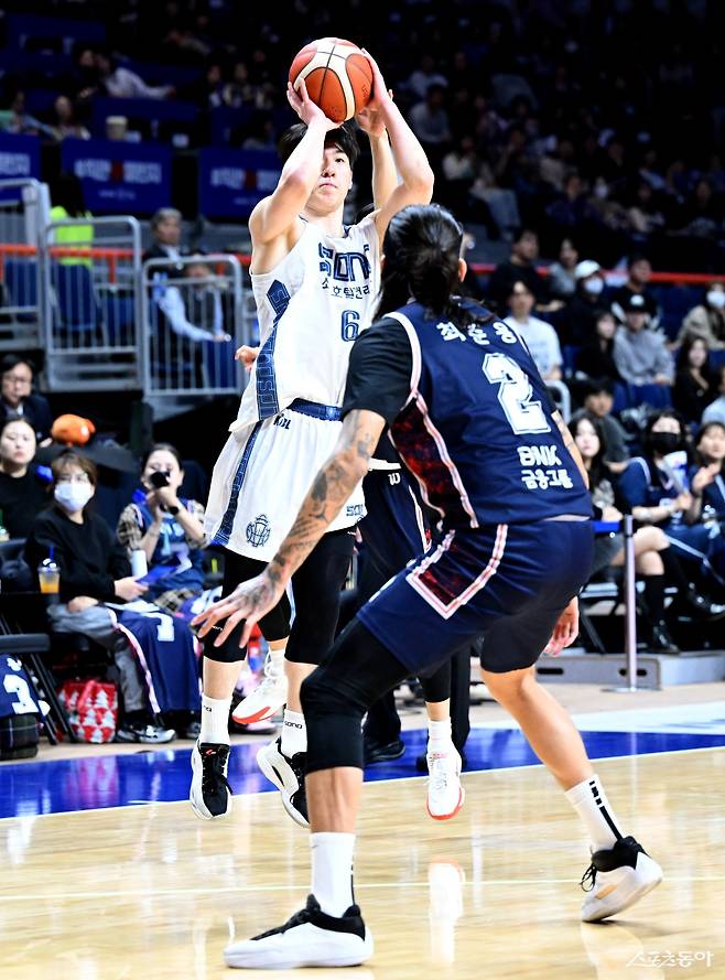 소노 이정현(왼쪽)이 20일 부산 사직체육관에서 열린 KCC전 도중 최준용의 수비를 피해 3점슛을 시도하고 있다. 사진제공｜KBL