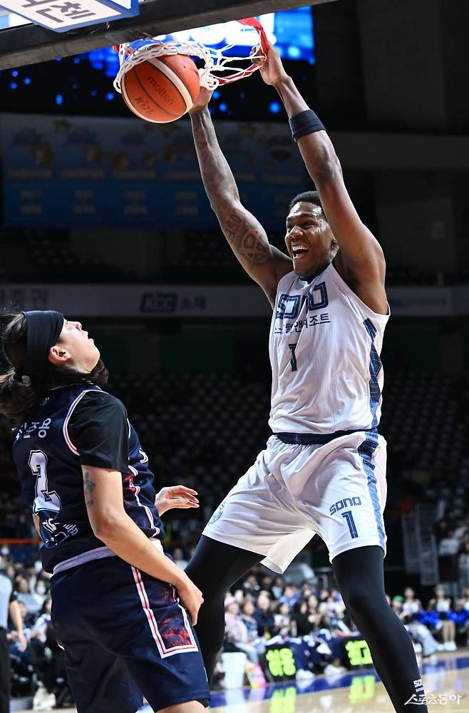 소노 네이던 나이트(오른쪽)가 20일 부산 사직체육관에서 열린 KCC전 도중 최준용을 앞에 두고 강력한 투 핸드 덩크슛을 림에 꽂고 있다.  사진제공｜KBL