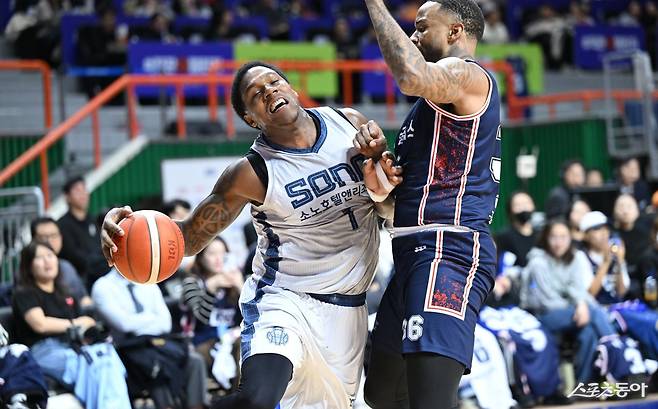 소노 네이던 나이트(왼쪽)가 20일 부산 사직체육관에서 열린 KCC전 도중 숀 롱의 수비를 뚫기 위해 애쓰고 있다. 사진제공｜KBL