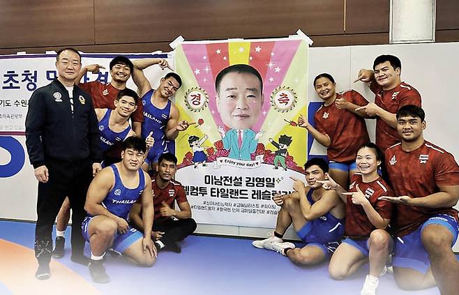 김영일 감독(맨 왼쪽)과 태국 레슬링 국가대표 선수들이 최근 수원 종합운동장 레슬링장에서 수원시청팀과 합동훈련을 하기전에 사진을 찍고 있다. 김영일 감독 제공