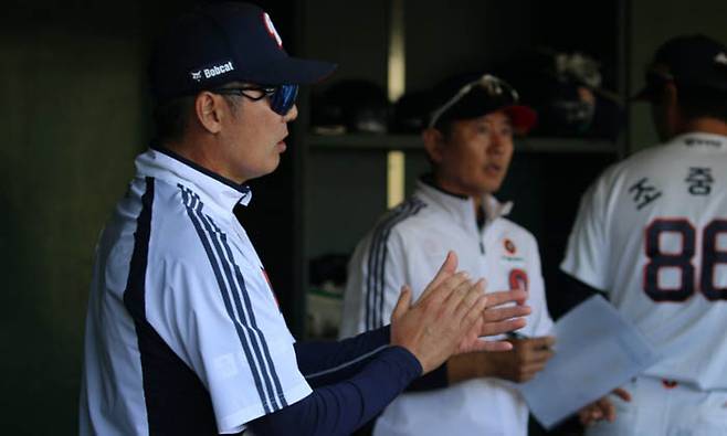 김원형 두산 감독(왼쪽)이 16일 미야코노조구장에서 열린 지바 롯데 마린스와 연습경기에서 선수들을 독려하고 있다.  두산 베어스 제공