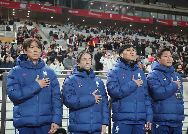 홍명보 축구대표팀 감독(왼쪽)과 코칭스태프들 | 연합뉴스