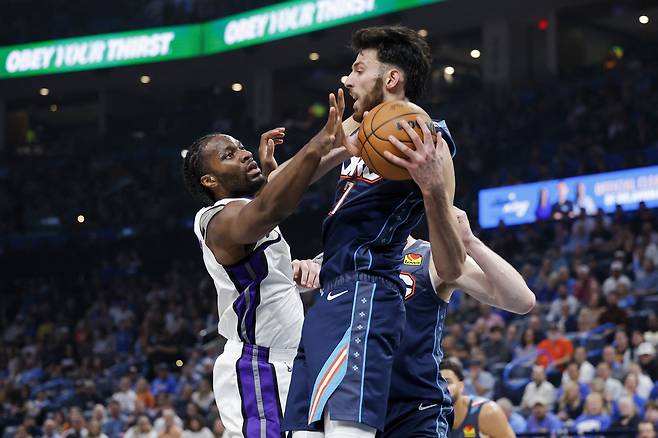 리바운드를 따내는 쳇 홈그렌.  오클라호마시티 | Imagn Images연합뉴스