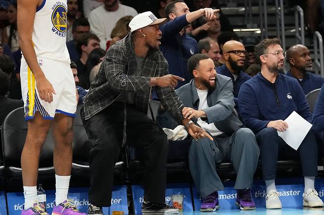 벤치에서 경기를 지켜보는 지미 버틀러와 스테픈 커리.   마이애미 | AP연합뉴스