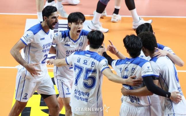 삼성화재 선수들이 득점 후 함께 파이팅을 외치고 있다. /사진=김진경 대기자