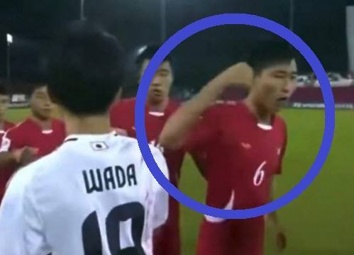 북한 U-17 선수들이 19일(한국시간) 카타르 도하 아스파이어존 4구장에서 열린 '2025 국제축구연맹(FIFA) U-17 월드컵' 16강에서 인사를 하는 과정에서 일본 선수들에게 주먹질 제스처를 하고 있다. /사진=중계화면 갈무리