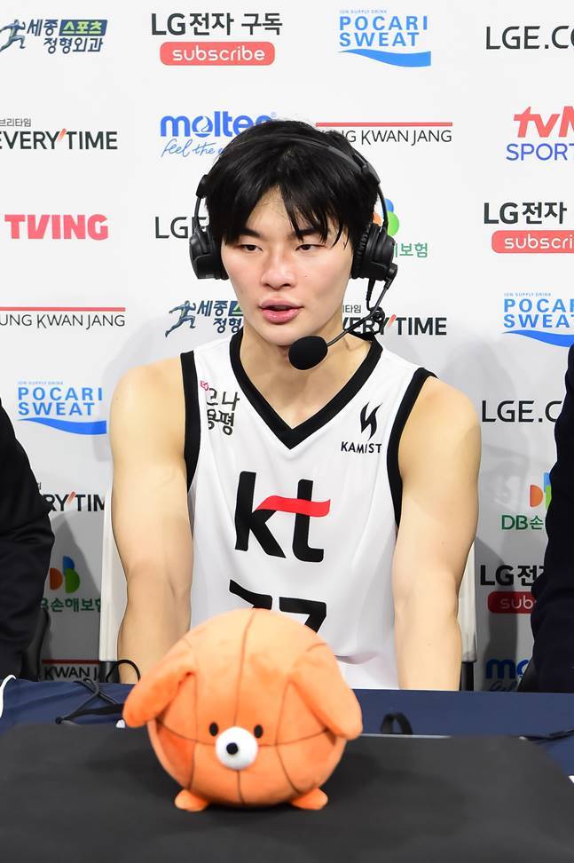 프로무대 데뷔전을 치른 강성욱이 인터뷰하고 있다. /사진=KBL 제공