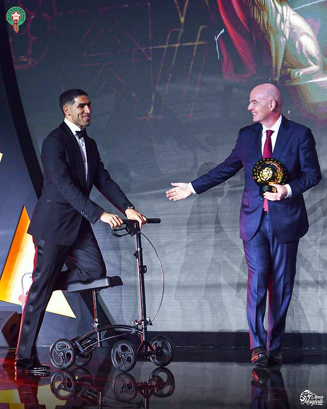 발 부상으로 보조 기구를 이용해 시상식으로 이동한 아슈라프 하키미. /사진=팍타볼라 SNS 캡처