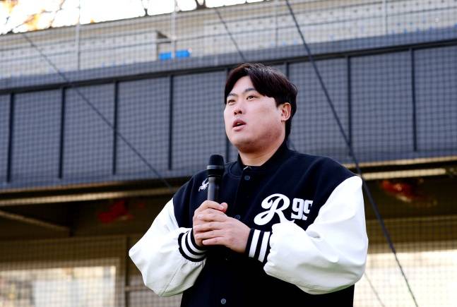 류현진이 19일 경기도 시흥시 정왕 야구장에서 소래중학교와 소래고등학교 야구부를 대상으로 '찾아가는 베이스볼 Dream' 11월 회차 프로그램에서 인사하고 있다. /사진=류현진 재단 제공