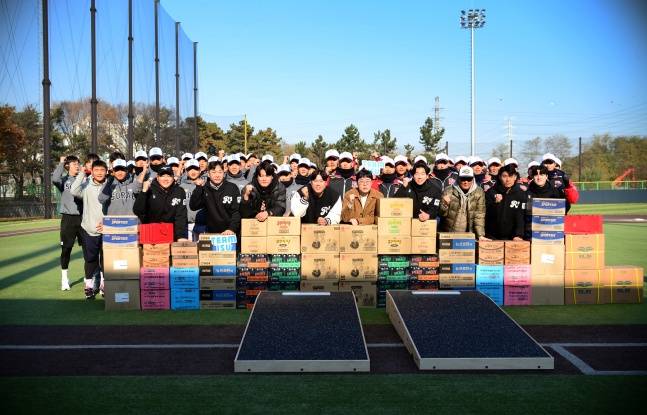 류현진 재단이 소래중학교와 소래고등학교 야구부에게 야구 용품을 지원했다. /사진=류현진 재단 제공