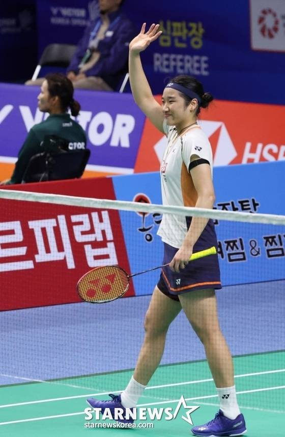 안세영이 승리 후 관중들에게 손을 흔들고 있다. /사진=김진경 대기자