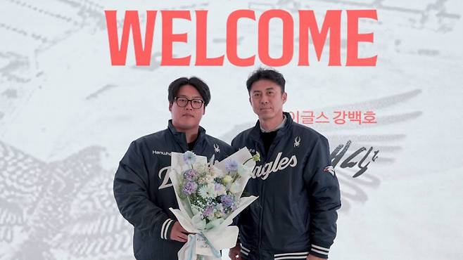 한화 강백호가 20일 대전 한화생명 볼파크에서 손혁 단장과 함께 입단 기념 사진을 찍고 있다.  /사진=한화 이글스 제공
