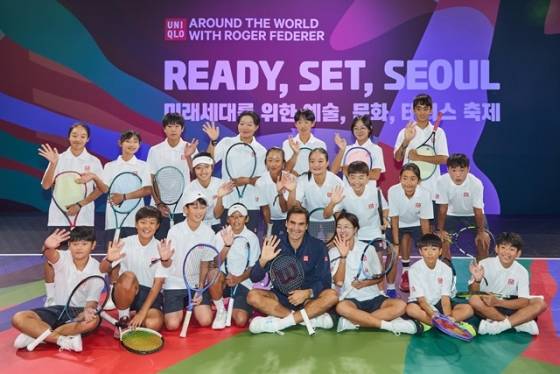 로저 페더러(가운데)가 국내 유망주들이 기념사진을 찍고 있다. /사진=유니클로 제공