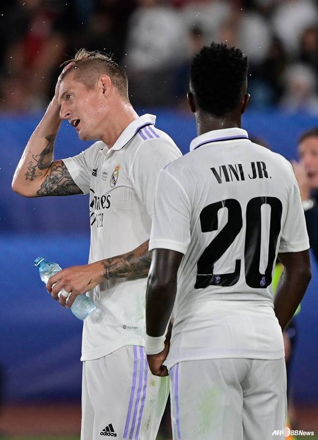 경기 중 머리를 넘기는 토니 크로스(왼쪽)와 비니시우스 주니오르. /AFPBBNews=뉴스1