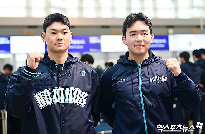 NC 다이노스 선수단이 스프링캠프를 위해 30일 오전 인천국제공항을 통해 미국으로 출국했다.  NC 김주원, 김휘집이 출국장에서 포즈를 취하고 있다. 엑스포츠뉴스 DB