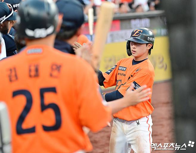 14일 오후 대전 한화생명 볼파크에서 열린 '2025 신한 SOL Bank KBO리그' LG 트윈스와 한화 이글스의 경기, 7회말 1사 2루 한화 이상혁이 안치홍이 1타점 2루타때 득점에 성공하고 있다. 엑스포츠뉴스 DB