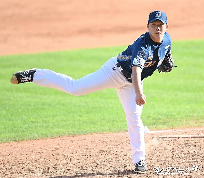 21일 오후 서울 송파구 잠실야구장에서 열린 '2021 신한은행 SOL KBO리그' NC 다이노스와 두산 베어스의 경기, 8회말 NC 안인산이 공을 힘차게 던지고 있다. 엑스포츠뉴스 DB