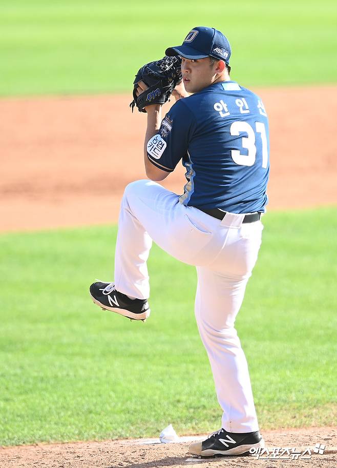 21일 오후 서울 송파구 잠실야구장에서 열린 '2021 신한은행 SOL KBO리그' NC 다이노스와 두산 베어스의 경기, 8회말 NC 안인산이 공을 힘차게 던지고 있다. 엑스포츠뉴스 DB