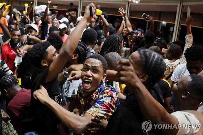 18일(현지시간) 월드컵 본선 진출에 환호하는 아이티 주민들 [포르토프랭스 로이터=연합뉴스. 재판매 및 DB 금지]