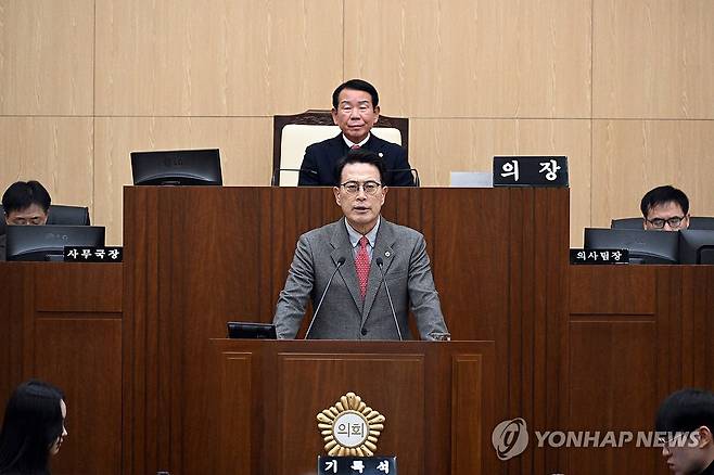 울주군수 시정연설 (울산=연합뉴스) 3일 울산시 울주군의회에서 열린 제235회 정례회 제2차 본회의에서 이순걸 울주군수가 1조2천279억원 규모의 2025년도 당초예산안 제출과 관련한 시정연설을 하고 있다. 2024.12.3 [울주군의회 제공.재판매 및 DB 금지] young@yna.co.kr