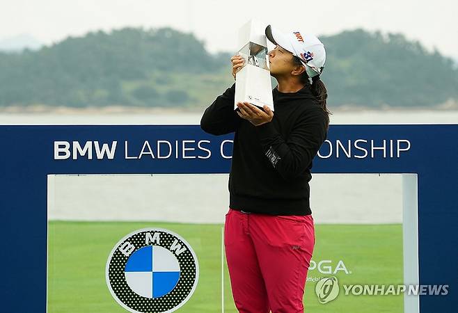김세영, LPGA 투어 BMW 레이디스 챔피언십 우승 (서울=연합뉴스) 김세영이 19일 전남 해남군 파인비치 골프링크스에서 열린 LPGA 투어 BMW 레이디스 챔피언십에서 우승해 트로피를 들고 포즈를 취하고 있다. 2025.10.19 [BMW 레이디스 챔피언십 대회 조직위원회 제공. 재판매 및 DB 금지] photo@yna.co.kr