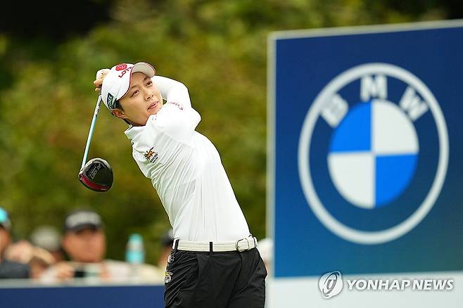 티샷하는 김효주 (서울=연합뉴스) 김효주가 17일 전남 해남군 파인비치 골프링크스에서 열린 LPGA 투어 BMW 레이디스 챔피언십 2라운드에서 티샷하고 있다. 2025.10.17 [BMW 레이디스 챔피언십 대회 조직위원회 제공. 재판매 및 DB 금지] photo@yna.co.kr